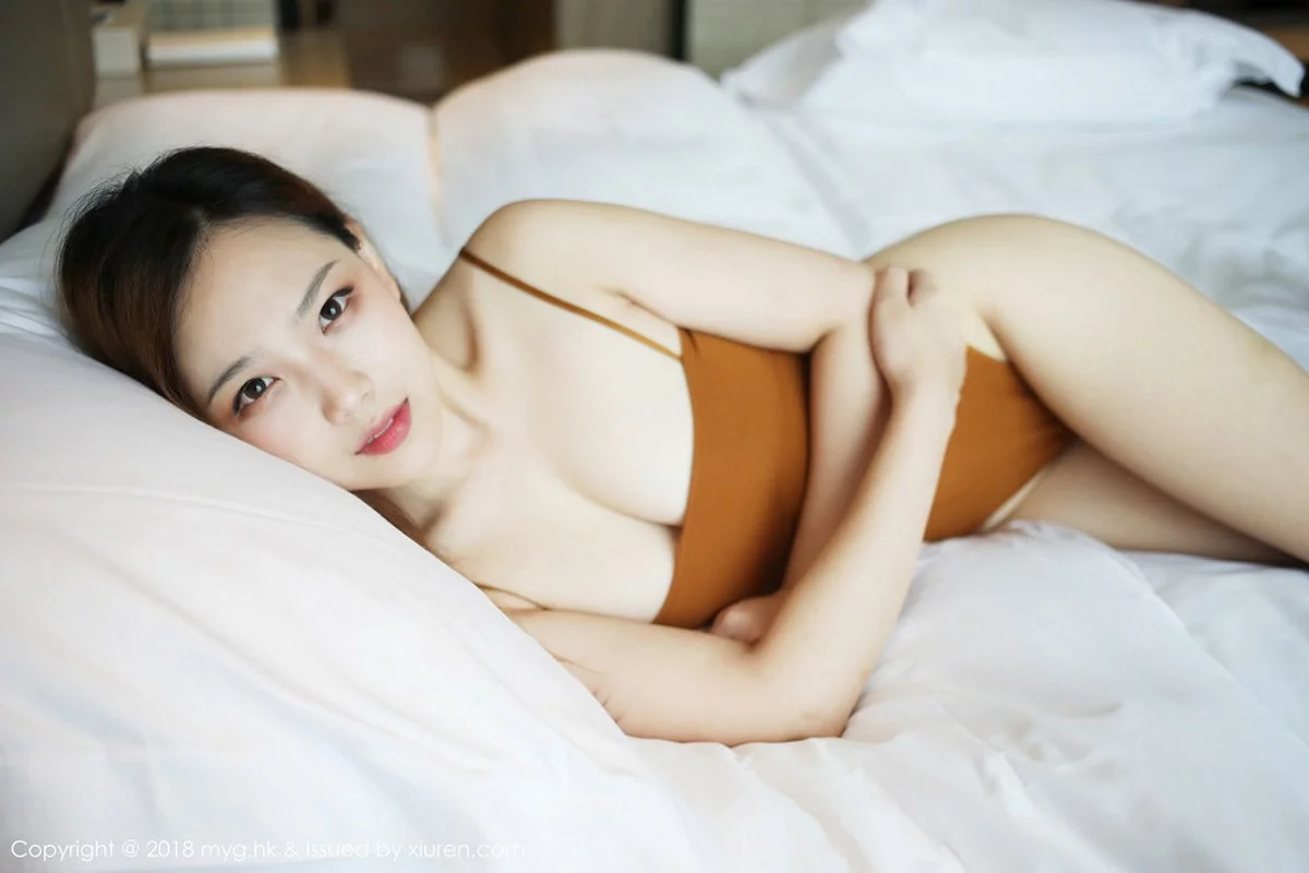 Xrmnw.Com[MyGirl美媛馆]Vol.310_嫩模徐微微mia床上全裸上身露豪乳无内黑丝裤袜翘臀诱惑写真44P